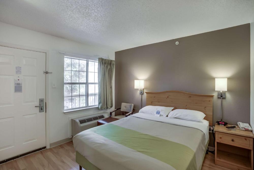 1 Queen Bed | Micfridge, Smoking interior